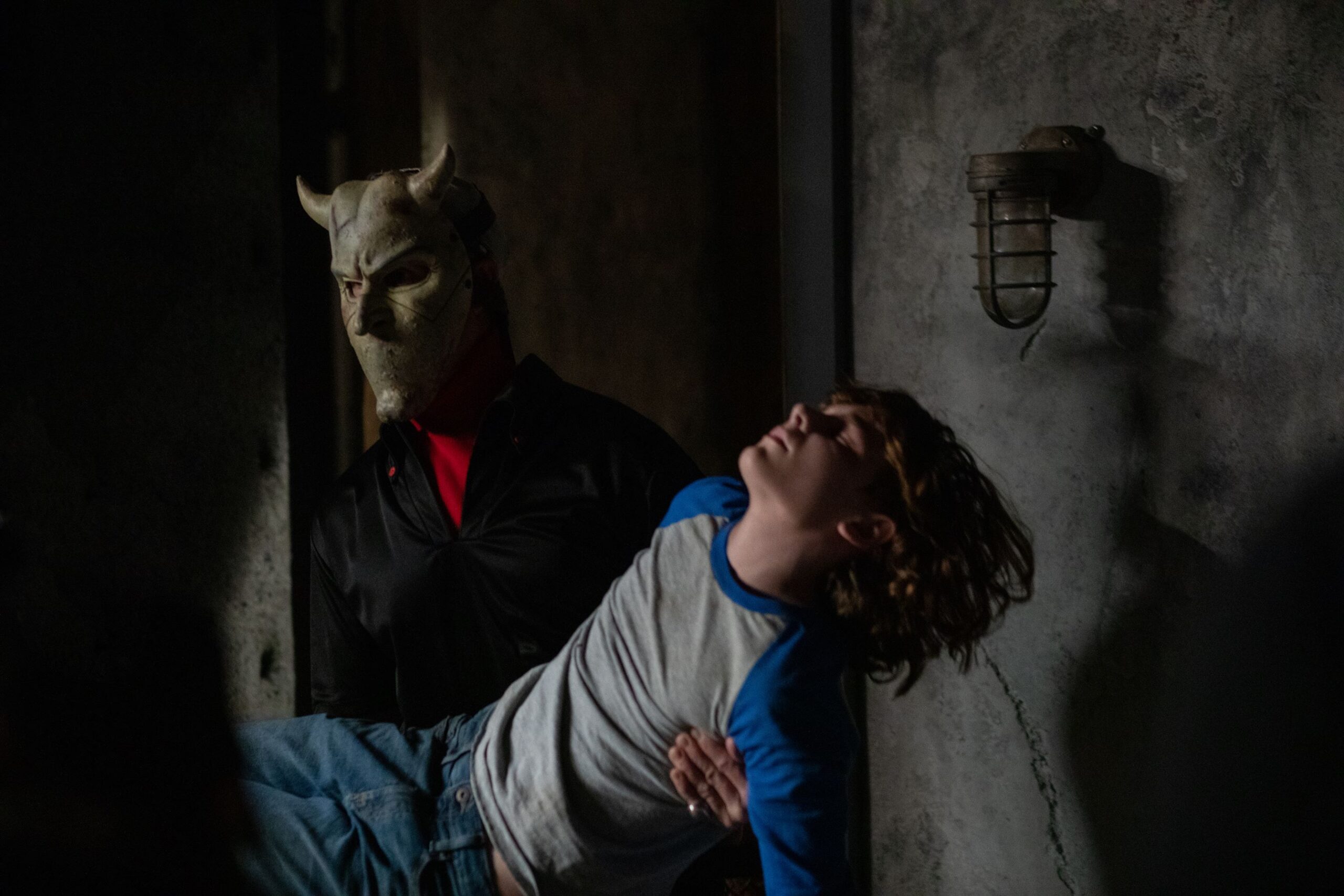 場面写真解禁 ブラムハウス ジョー ヒル エミリー ローズ の監督が放つホラー ブラック フォン 7 1 金 公開