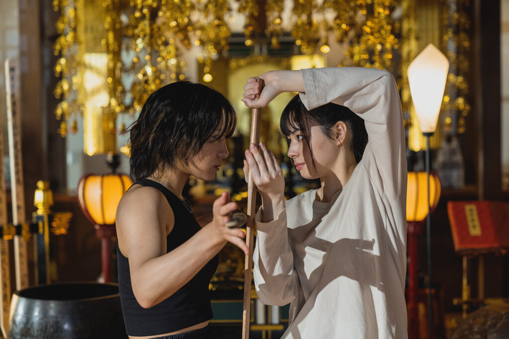 映画『オカムロさん』10/14公開記念！伊澤彩織、単独インタビュー！伊澤彩織&松野監督サイン入りポスターをプレゼント！！
