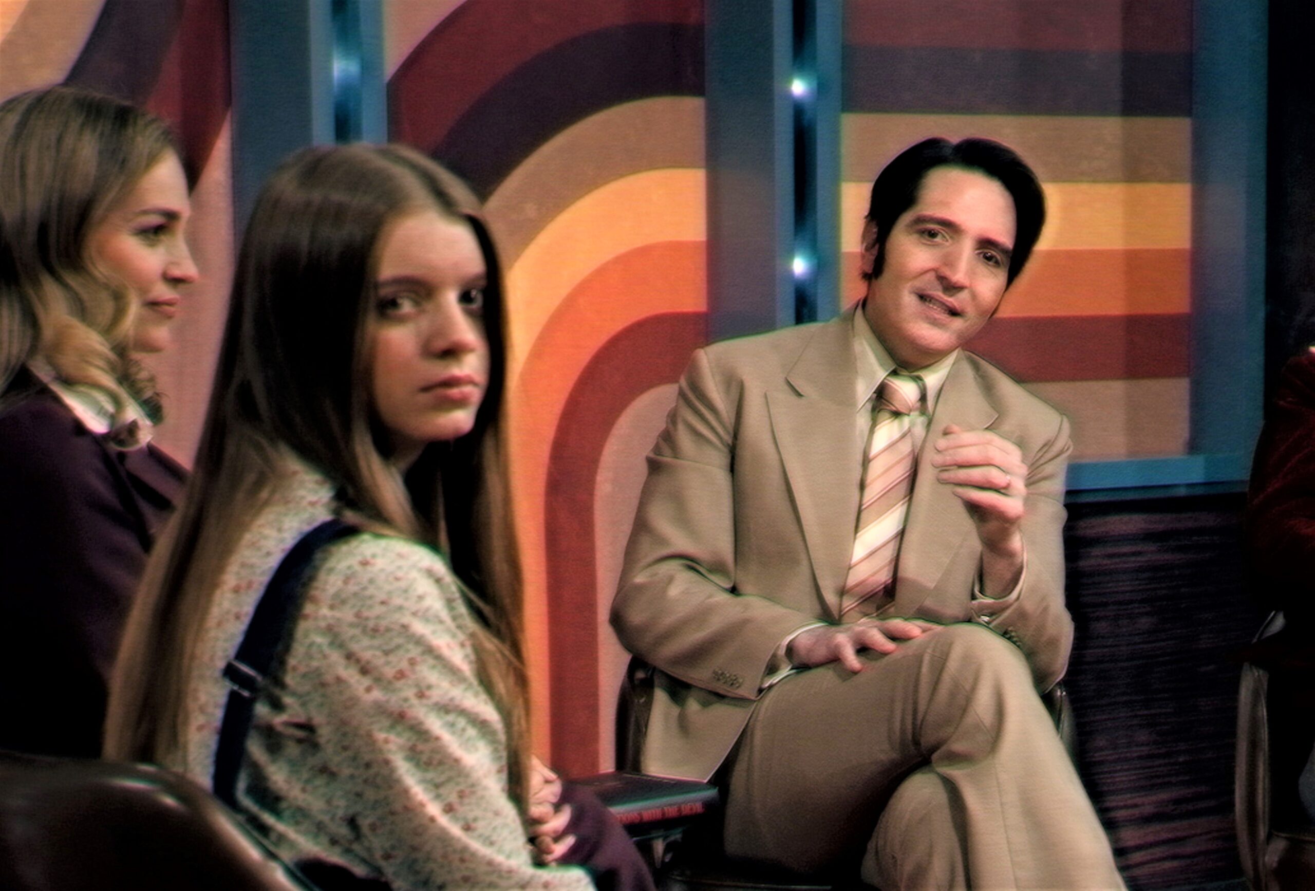 史上最恐の放送事故を描いた衝撃の追体験ホラー『悪魔と夜ふかし』10/4  